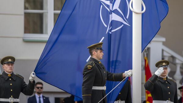 Soldados lituanos participam de cerimônia de hasteamento da bandeira da OTAN em Vilnius. Lituânia, 29 de março de 2024 - Sputnik Brasil
