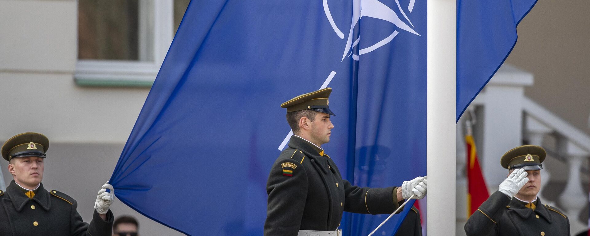 Soldados lituanos participam de cerimônia de hasteamento da bandeira da OTAN em Vilnius. Lituânia, 29 de março de 2024 - Sputnik Brasil, 1920, 04.04.2024