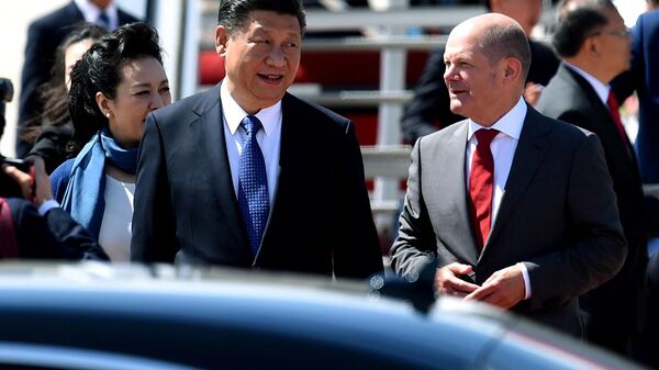 O prefeito de Hamburgo, Olaf Scholz (R), dá as boas-vindas ao presidente da China, Xi Jinping (C), e sua esposa Peng Liyuan (L), quando chegam ao aeroporto de Hamburgo, norte da Alemanha (foto de arquivo) - Sputnik Brasil
