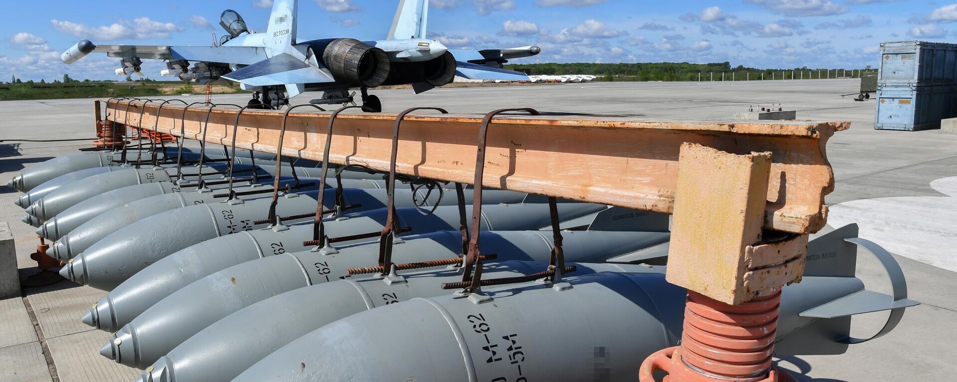 Bombas aéreas ODAB-500 em campo de aviação onde estão baseados aviões da Força Aérea da Rússia envolvidas em operação militar especial na direção de Carcóvia, foto publicada em 13 de maio de 2022 - Sputnik Brasil, 1920, 04.04.2024
