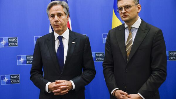 O secretário de Estado dos EUA, Antony Blinken, à esquerda, e o ministro das Relações Exteriores da Ucrânia, Dmitry Kuleba, falam com a mídia durante sua reunião na sede da Aliança da OTAN. Bruxelas, 4 de abril de 2024 - Sputnik Brasil