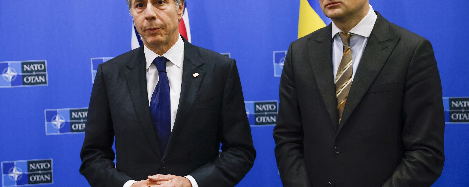O secretário de Estado dos EUA, Antony Blinken, à esquerda, e o ministro das Relações Exteriores da Ucrânia, Dmitry Kuleba, falam com a mídia durante sua reunião na sede da Aliança da OTAN. Bruxelas, 4 de abril de 2024 - Sputnik Brasil, 1920, 04.04.2024