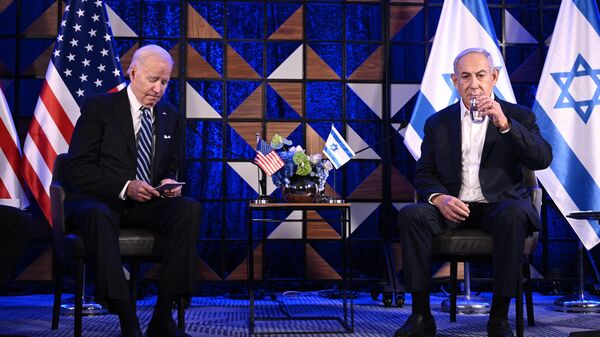 O presidente dos EUA, Joe Biden, analisa anotações enquanto o primeiro-ministro de Israel, Benjamin Netanyahu, bebe um copo d'água antes de sua reunião em Tel Aviv, em 18 de outubro de 2023 - Sputnik Brasil