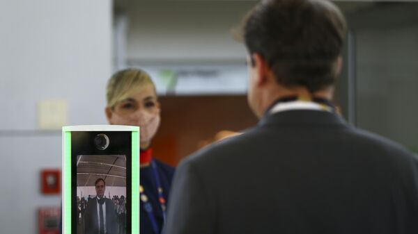 Passageiros testam programa de reconhecimento facial para embarque nos aeroportos brasileiros. Brasília, 12 de agosto de 2021 - Sputnik Brasil