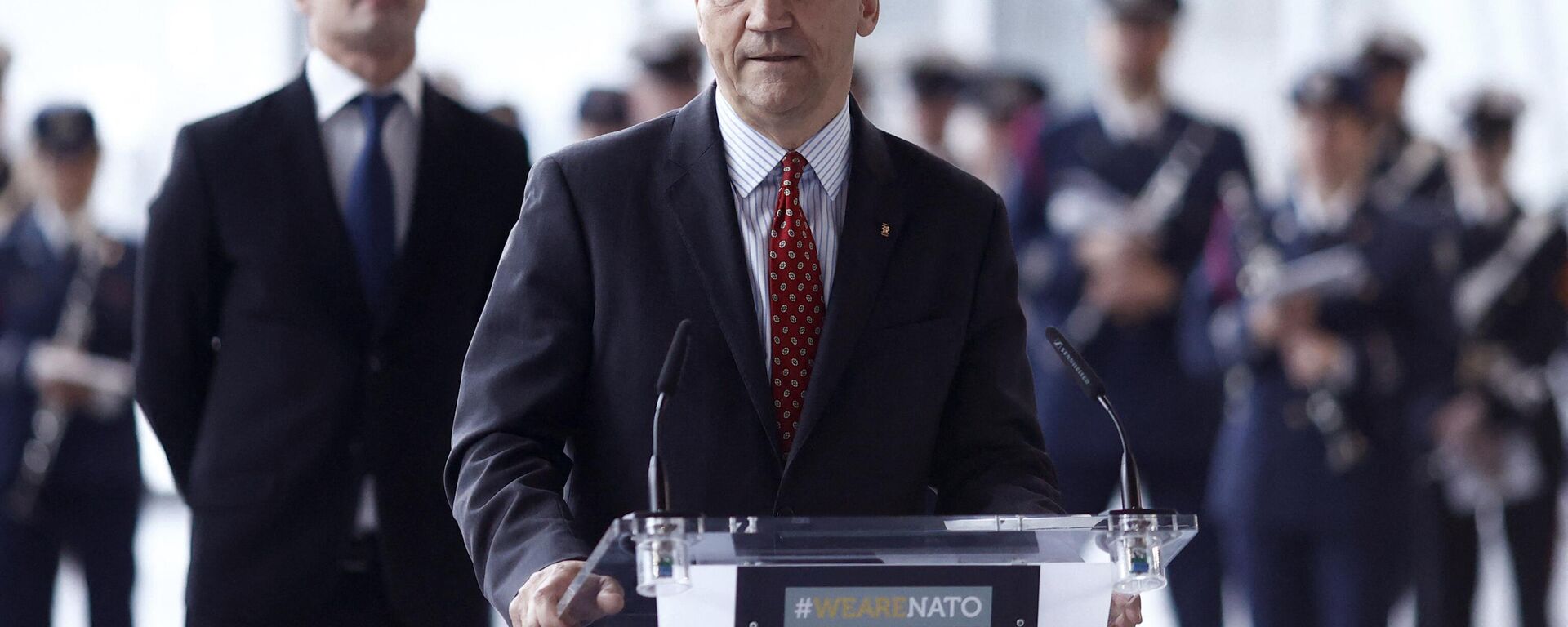 Radoslaw Sikorski, ministro das Relações Exteriores da Polônia, dá discurso na presença de ministros das Relações Exteriores de outros países, durante o 75º aniversário da aliança na sede da OTAN em Bruxelas, Bélgica, 4 de abril de 2024 - Sputnik Brasil, 1920, 05.04.2024