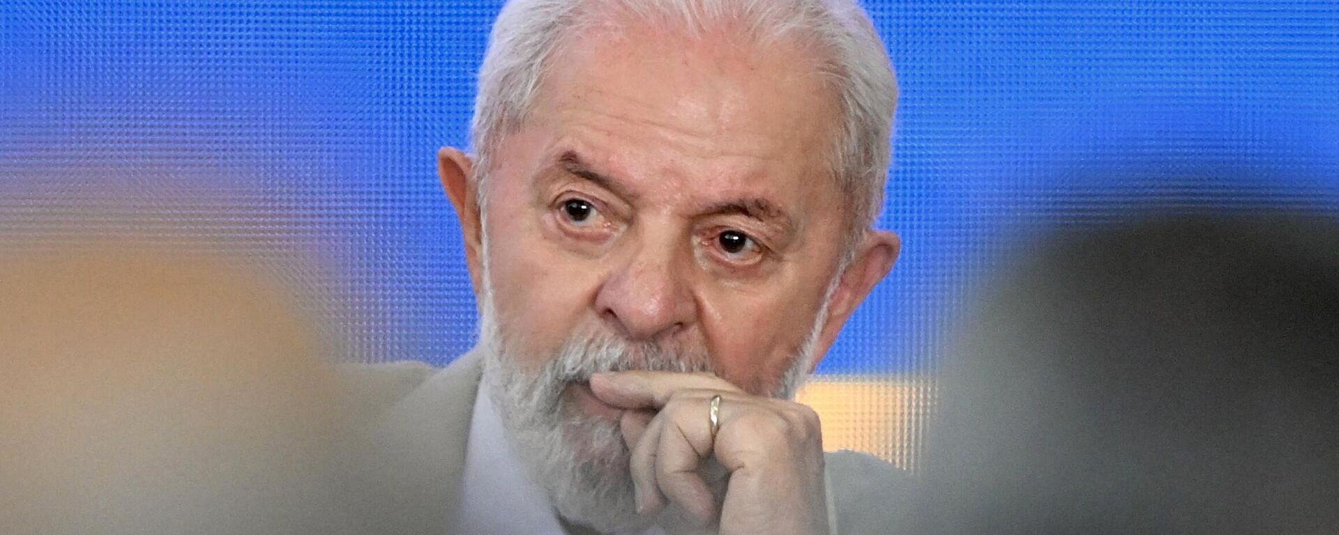 O presidente Luiz Inácio Lula da Silva gesticula durante entrevista coletiva de apresentação do Programa de Democratização de Imóveis da União, no Palácio do Planalto, em Brasília (DF), em 26 de fevereiro de 2024 - Sputnik Brasil, 1920, 05.04.2024