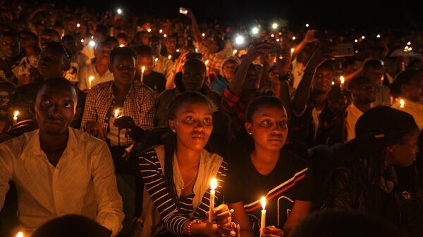 Nesta foto de arquivo, pessoas participam de uma vigília à luz de velas em ato para marcar os 25 anos do genocídio, na capital Kigali. Ruanda, 7 de abril de 2019 - Sputnik Brasil