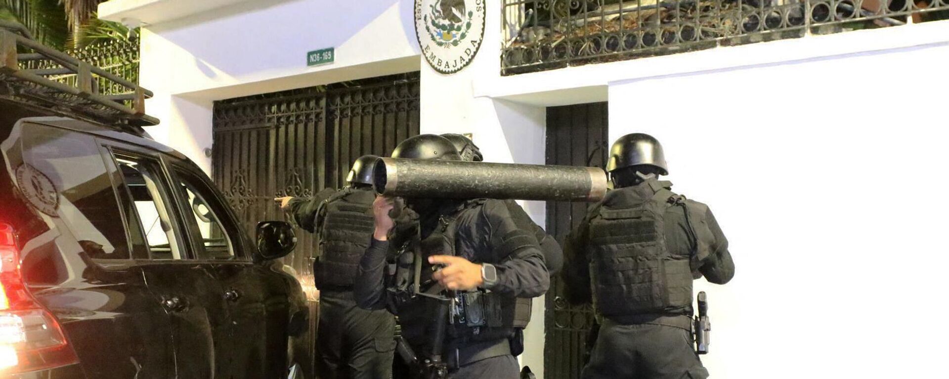Forças especiais da polícia equatoriana preparam invasão da Embaixada do México para prender Jorge Glas, ex-vice-presidente do Equador, em Quito, Equador, 5 de abril de 2024 - Sputnik Brasil, 1920, 08.04.2024
