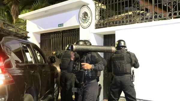 Forças especiais da polícia equatoriana preparam invasão da Embaixada do México para prender Jorge Glas, ex-vice-presidente do Equador, em Quito. Equador, 5 de abril de 2024 - Sputnik Brasil