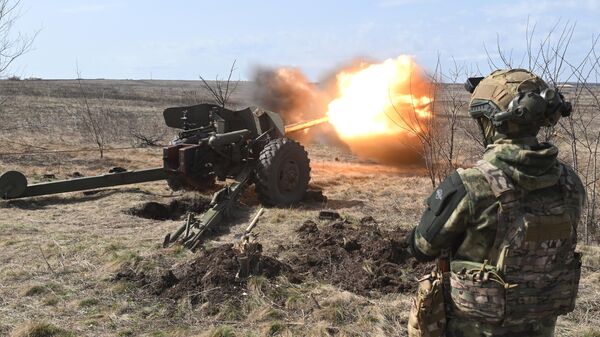 Militares russos do 2º Corpo de Exército do Grupo de Batalha Sul efetuam disparo com arma de artilharia durante treinamento de combate na zona de operações especiais, em meio à operação militar russa na Ucrânia. Rússia, 31 de março de 2024 - Sputnik Brasil