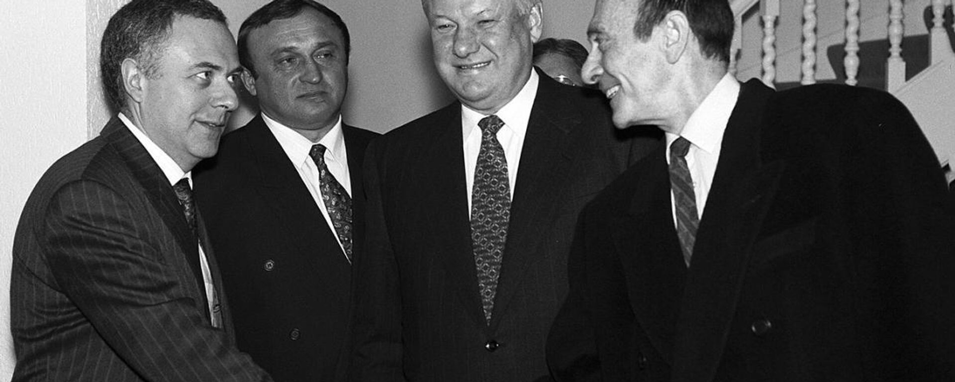 Reunião entre o secretário-geral da OTAN, Manfred Woerner, e o presidente russo Boris Yeltsin no Chateau du Stuyvenbergh, 9 de dezembro de 1993. A partir da esquerda, o ministro das Relações Exteriores da Rússia, Andrey Kozyrev, o ministro da Defesa da Rússia, Pavel Grachev, Yeltsin e Woerner. - Sputnik Brasil, 1920, 06.04.2024