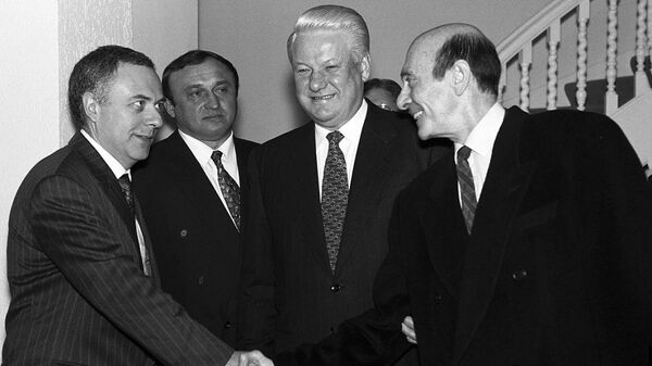 Reunião entre o secretário-geral da OTAN, Manfred Woerner, e o presidente russo Boris Yeltsin no Chateau du Stuyvenbergh, 9 de dezembro de 1993. A partir da esquerda, o ministro das Relações Exteriores da Rússia, Andrey Kozyrev, o ministro da Defesa da Rússia, Pavel Grachev, Yeltsin e Woerner. - Sputnik Brasil
