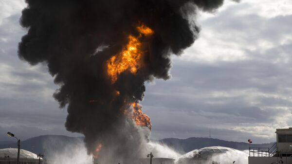 Bombeiros combatem chamas em tanque de combustível da refinaria petrolífera de Haifa, Israel, 25 de dezembro de 2016 - Sputnik Brasil