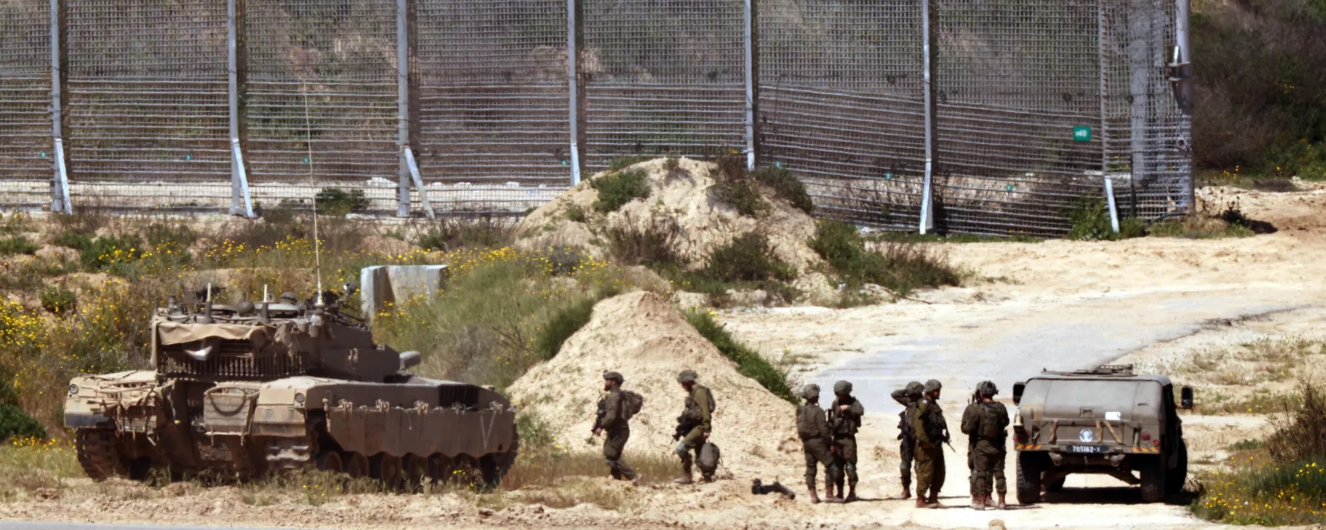 Tropas israelenses movem-se em uma área ao longo da fronteira com a Faixa de Gaza e o sul de Israel em 4 de abril de 2024 - Sputnik Brasil, 1920, 06.04.2024