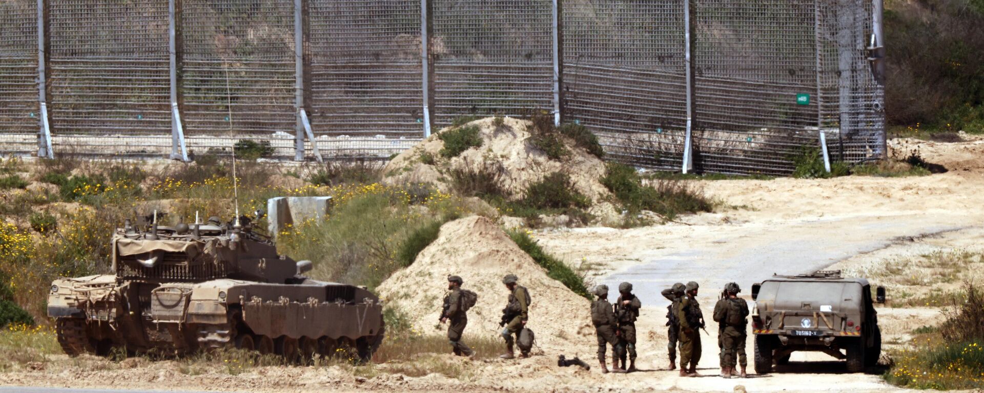 Tropas israelenses movem-se por área ao longo da fronteira com a Faixa de Gaza e o sul de Israel, em 4 de abril de 2024 - Sputnik Brasil, 1920, 06.04.2024