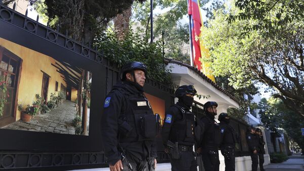 A polícia mexicana monta guarda em frente à Embaixada do Equador, na Cidade do México, sábado, 6 de abril de 2024. O presidente mexicano agiu para romper os laços diplomáticos com o Equador depois que a polícia invadiu a Embaixada do México em Quito - Sputnik Brasil