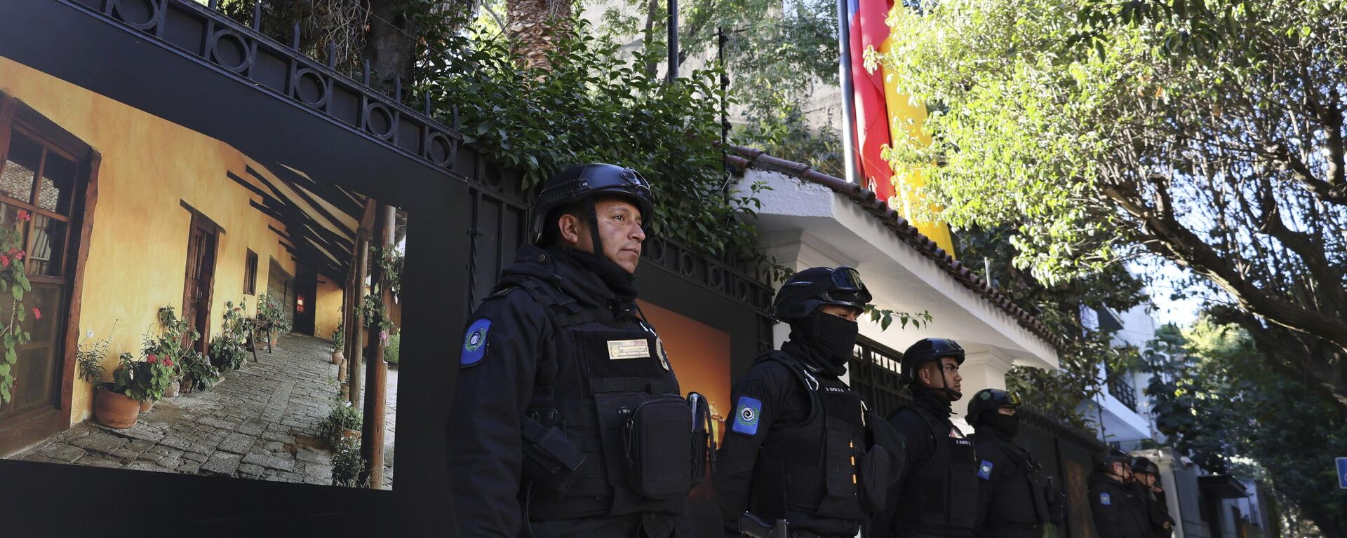 A polícia mexicana monta guarda em frente à Embaixada do Equador, na Cidade do México, sábado, 6 de abril de 2024. O presidente mexicano agiu para romper os laços diplomáticos com o Equador depois que a polícia invadiu a Embaixada do México em Quito - Sputnik Brasil, 1920, 06.04.2024