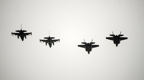 Dois caças F-16 (à esquerda) e dois caças F-35 (à direita) retornam à base aérea Fighter Wing Skrydstrup da Força Aérea Real Dinamarquesa, na Dinamarca, em 1º de outubro de 2023 - Sputnik Brasil
