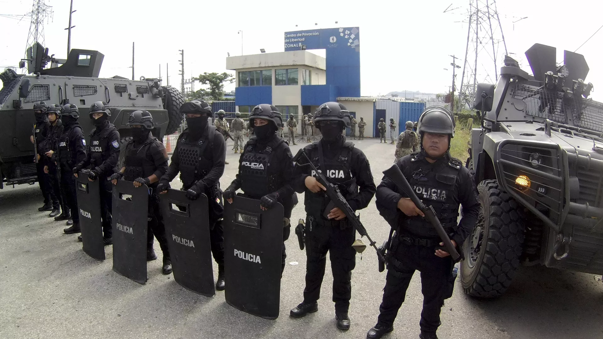 Polícia monta guarda na entrada da penitenciária onde o ex-vice-presidente Jorge Glas está preso, em Guayaquil, Equador, 6 de abril de 2024 - Sputnik Brasil, 1920, 07.04.2024