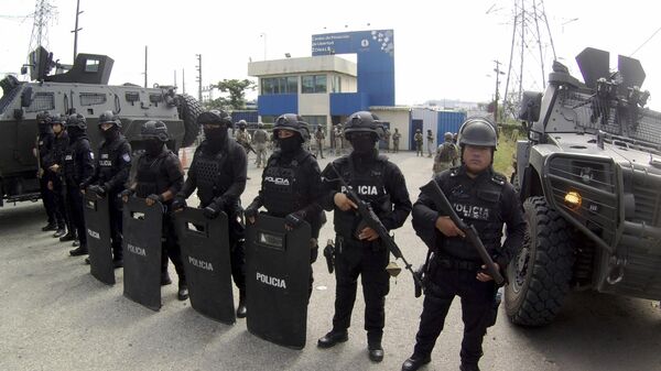 Polícia monta guarda na entrada da penitenciária onde o ex-vice-presidente Jorge Glas está preso, em Guayaquil, Equador, 6 de abril de 2024 - Sputnik Brasil