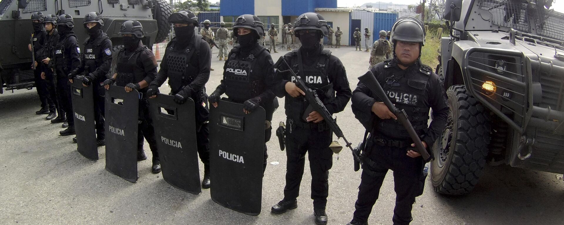 Polícia monta guarda na entrada da penitenciária onde o ex-vice-presidente Jorge Glas está preso, em Guayaquil, Equador, 6 de abril de 2024 - Sputnik Brasil, 1920, 07.04.2024