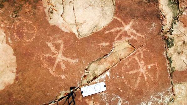Gravações em pedra com 9 mil anos retratam pegadas de dinossauros na Paraíba. Março de 2024 - Sputnik Brasil