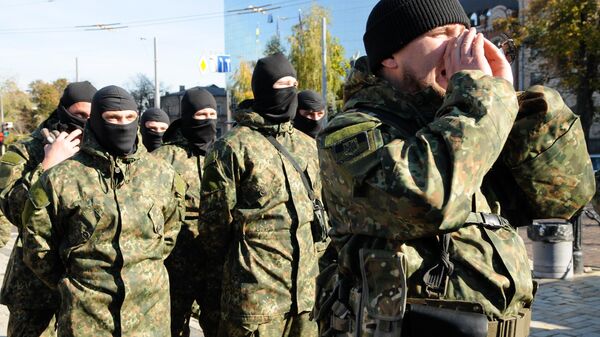 Cadetes do Batalhão Azov (organização nazista terrorista, proibida na Rússia) destacados na zona de conflito no sudeste da Ucrânia, 2014 - Sputnik Brasil