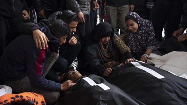 Palestinos lamentam parentes mortos no bombardeio israelense à Faixa de Gaza no necrotério de um hospital em Rafah, 19 de março de 2024 - Sputnik Brasil