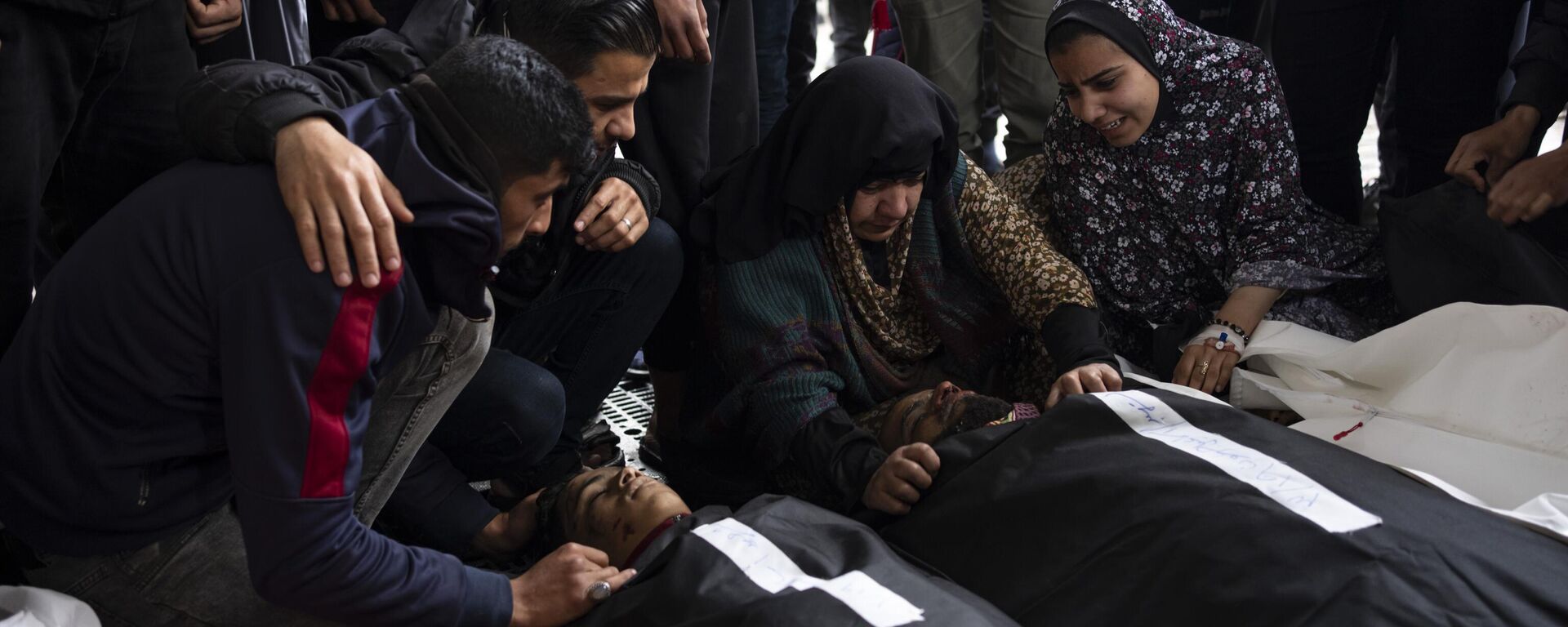 Palestinos lamentam parentes mortos no bombardeio israelense à Faixa de Gaza no necrotério de um hospital em Rafah, 19 de março de 2024 - Sputnik Brasil, 1920, 15.04.2024