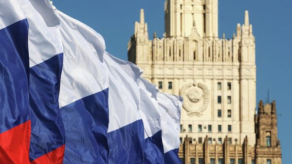 Bandeiras russas com o prédio do Ministério das Relações Exteriores da Rússia ao fundo em Moscou - Sputnik Brasil