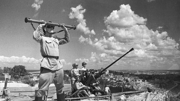 Arquivo: soldados soviéticos registrados na libertada Sebastopol após a ofensiva da Crimeia - Sputnik Brasil