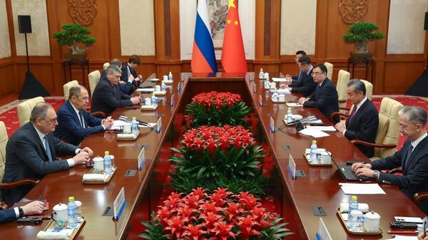 Encontro entre os ministros das Relações Exteriores da Rússia, Sergei Lavrov, e da China, Wang Yi. Pequim, 9 de abril de 2024 - Sputnik Brasil