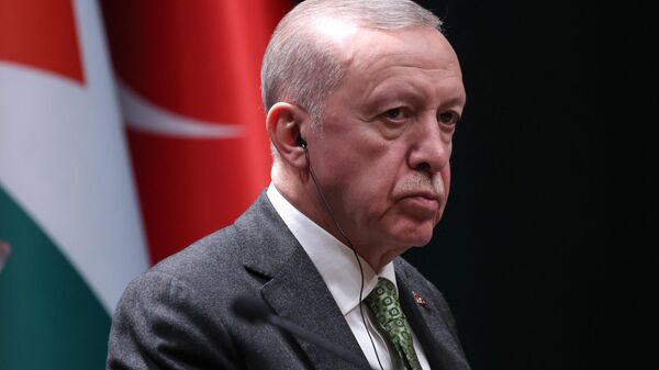 O presidente turco, Recep Tayyip Erdogan, ouve o líder palestino Mahmud Abbas falar durante uma reunião em Ancara, em 5 de março de 2024 - Sputnik Brasil