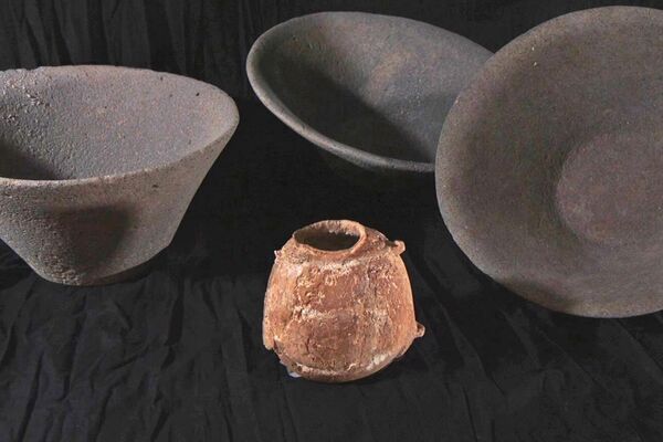 Vaso de marfim restaurado e grandes recipientes de pedra de basalto em que foi colocado - Sputnik Brasil