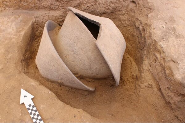 Grandes recipientes de basalto usados para enterrar o vaso de marfim quebrado de 6.000 anos, desenterrado perto de Beersheba - Sputnik Brasil