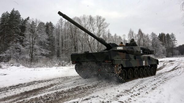 Um tanque de batalha principal Leopard 2 A5 é visto durante testes na área de treinamento militar de Gaiziunai, perto da base militar de Rukla, Lituânia, em 15 de dezembro de 2023 - Sputnik Brasil