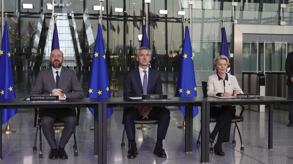 A partir da esquerda, o presidente do Conselho Europeu, Charles Michel, o secretário-geral da OTAN, Jens Stoltenberg, e a presidente da Comissão Europeia, Ursula von der Leyen, preparam-se para assinar uma Declaração Conjunta sobre a Cooperação OTAN-UE na sede da OTAN em Bruxelas, 10 de janeiro de 2023 - Sputnik Brasil