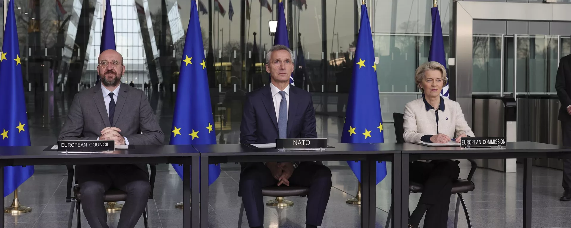 A partir da esquerda, o presidente do Conselho Europeu, Charles Michel, o secretário-geral da OTAN, Jens Stoltenberg, e a presidente da Comissão Europeia, Ursula von der Leyen, preparam-se para assinar uma Declaração Conjunta sobre a Cooperação OTAN-UE na sede da OTAN em Bruxelas, 10 de janeiro de 2023 - Sputnik Brasil, 1920, 10.04.2024