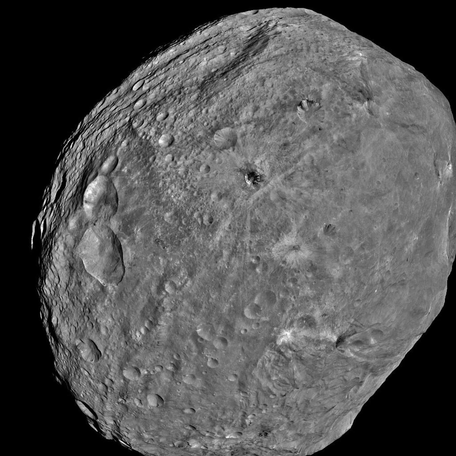 A sonda Dawn da NASA obteve esta imagem do asteroide gigante Vesta com sua câmera de enquadramento, 24 de julho de 2011 - Sputnik Brasil, 1920, 10.04.2024