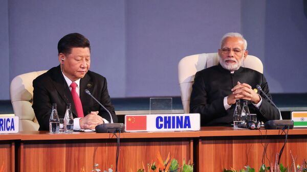 O presidente da China, Xi Jinping, e o primeiro-ministro da Índia, Narendra Modi, participam de uma sessão durante a 10ª cúpula do BRICS (foto de arquivo) - Sputnik Brasil