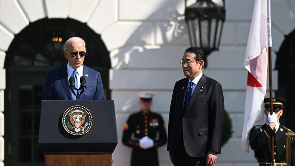 O primeiro-ministro japonês, Fumio Kishida, ouve o presidente dos EUA, Joe Biden, falar durante cerimônia oficial de chegada no gramado sul da Casa Branca. Washington, D.C., 10 de abril de 2024 - Sputnik Brasil