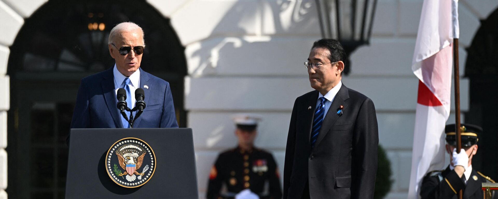 O primeiro-ministro japonês, Fumio Kishida, ouve o presidente dos EUA, Joe Biden, falar durante cerimônia oficial de chegada no gramado sul da Casa Branca. Washington, D.C., 10 de abril de 2024 - Sputnik Brasil, 1920, 10.04.2024