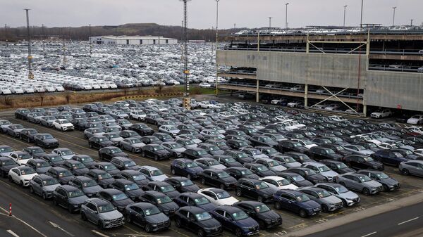 Novos veículos da montadora alemã Mercedes Benz estacionados no porto de Bremerhaven, Alemanha, 26 de fevereiro de 2024 - Sputnik Brasil