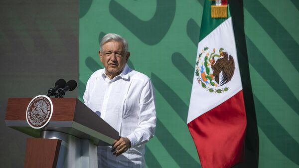 O presidente mexicano, Andrés Manuel López Obrador, fala durante sua coletiva de imprensa matinal diária, em Mazatlán, estado de Sinaloa, México, em 8 de abril de 2024 - Sputnik Brasil