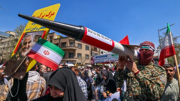 Iranianos comparecem ao cortejo fúnebre de sete membros do Corpo da Guarda Revolucionária Islâmica (IRGC, na sigla em inglês) mortos em um ataque na Síria, que o Irã atribuiu a Israel, em Teerã. Irã, 5 de abril de 2024 - Sputnik Brasil