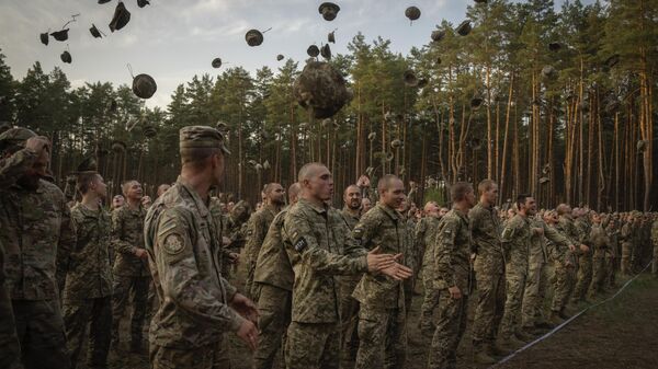 Soldados recém-recrutados comemoram o fim de seu treinamento em base militar perto de Kiev, Ucrânia, 25 de setembro de 2023 - Sputnik Brasil