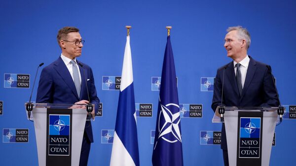 Alexander Stubb, presidente da Finlândia (à esquerda), e Jens Stoltenberg, secretário-geral da OTAN (à direita), dão entrevista coletiva na sede da OTAN em Bruxelas, Bélgica, 10 de abril de 2024 - Sputnik Brasil