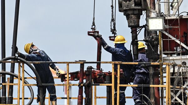 Funcionários trabalham com oleodutos, em 10 de fevereiro de 2023 - Sputnik Brasil