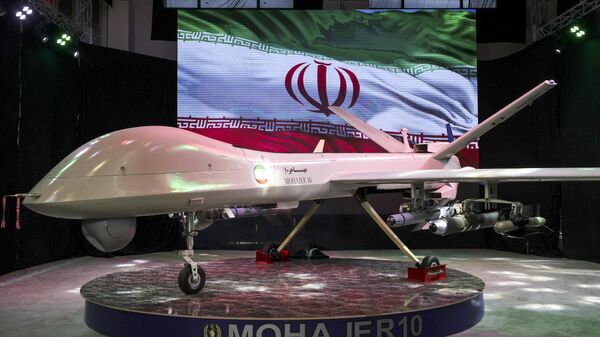 Drone iraniano Mohajer 10 é exibido na exposição de conquistas da indústria de defesa do Irã, em Teerã, em 23 de agosto de 2023 - Sputnik Brasil
