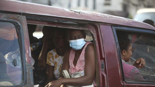 Passageiros são transportados em uma van em Porto Príncipe. Haiti, 10 de abril de 2024 - Sputnik Brasil